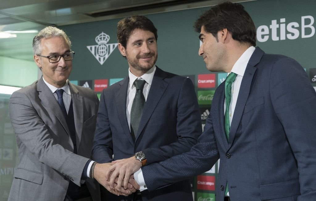 Miguel Torrecilla (i.), durante la presentación de Víctor Sánchez del Amo como nuevo entrenador del Betis.