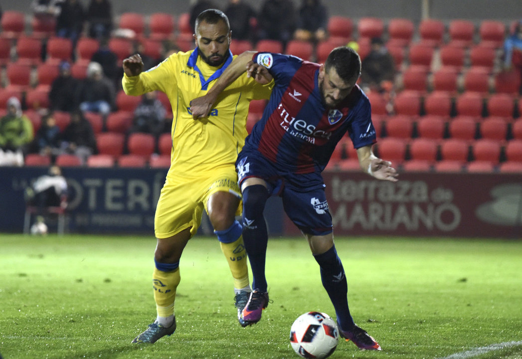 El Zhar presiona al jugador del Huesca Brezancic.