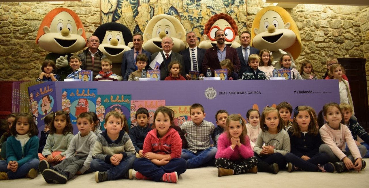 Presentación da nova colección de Os Bolechas na sede da Real Academia Galega, en A Coruña, na que participaron 32 escolares.