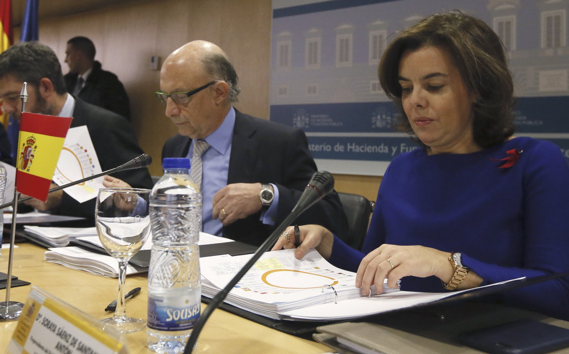 El ministro Montoro y la vicepresidenta Sáenz de Santamaría, al inicio del Consejo de Política Fiscal.