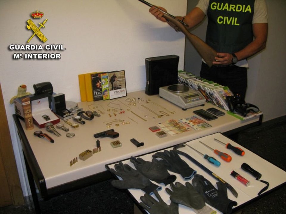 La Guardia Civil recuperó joyas, dinero, herramientas utilizadas por los ladrones y armas de fuego.