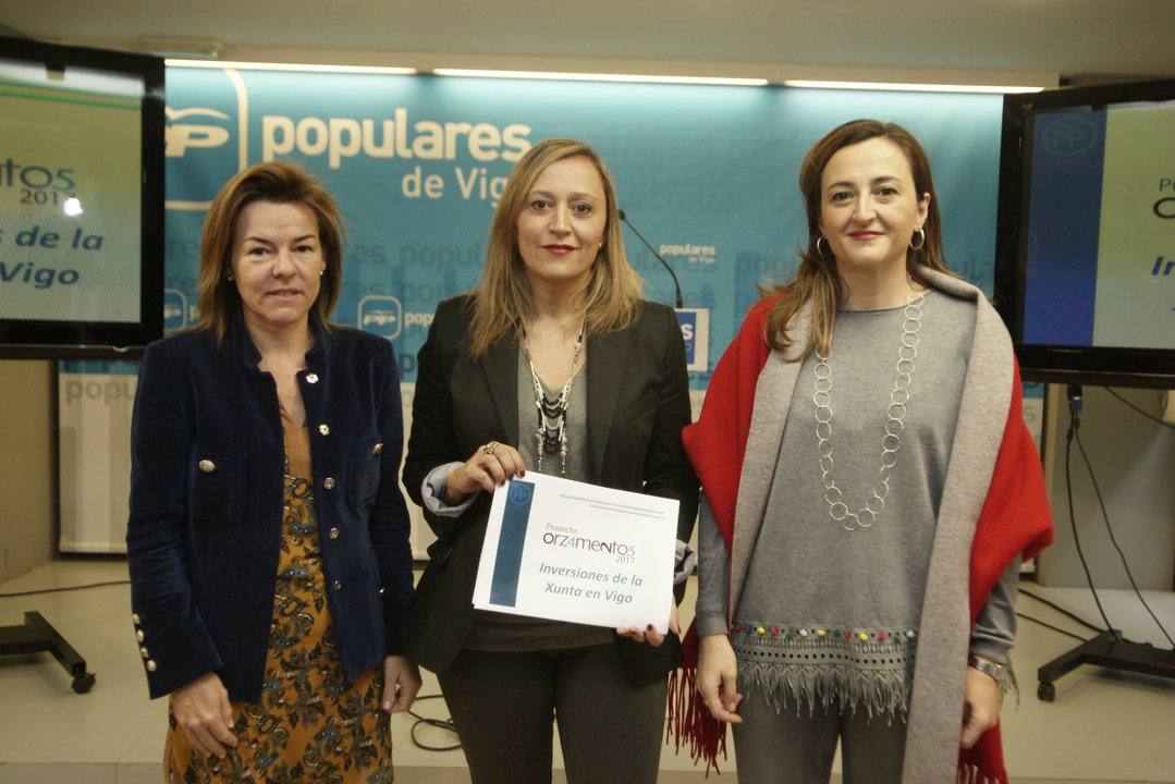 Elena Muñoz, en el centro, ayer con por las diputadas del PP Marían García y Teresa Egerique.