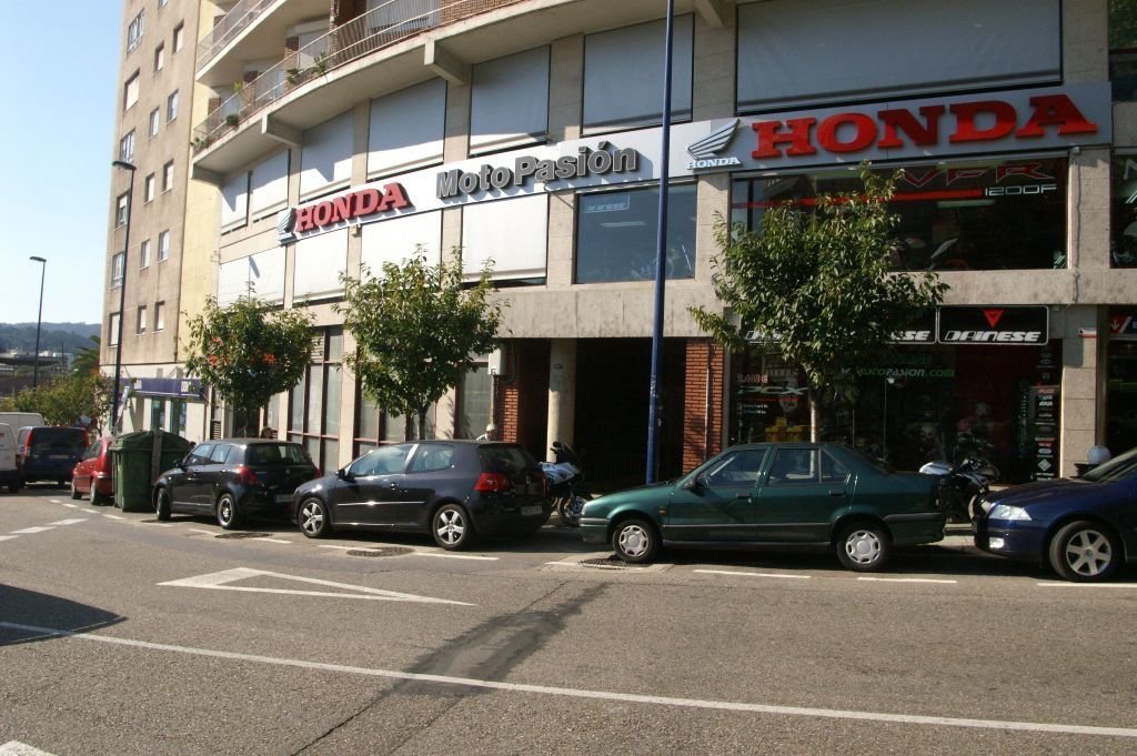 Antiguas instalaciones de Moto Pasión, que fue el concesionario más grande de Galicia.