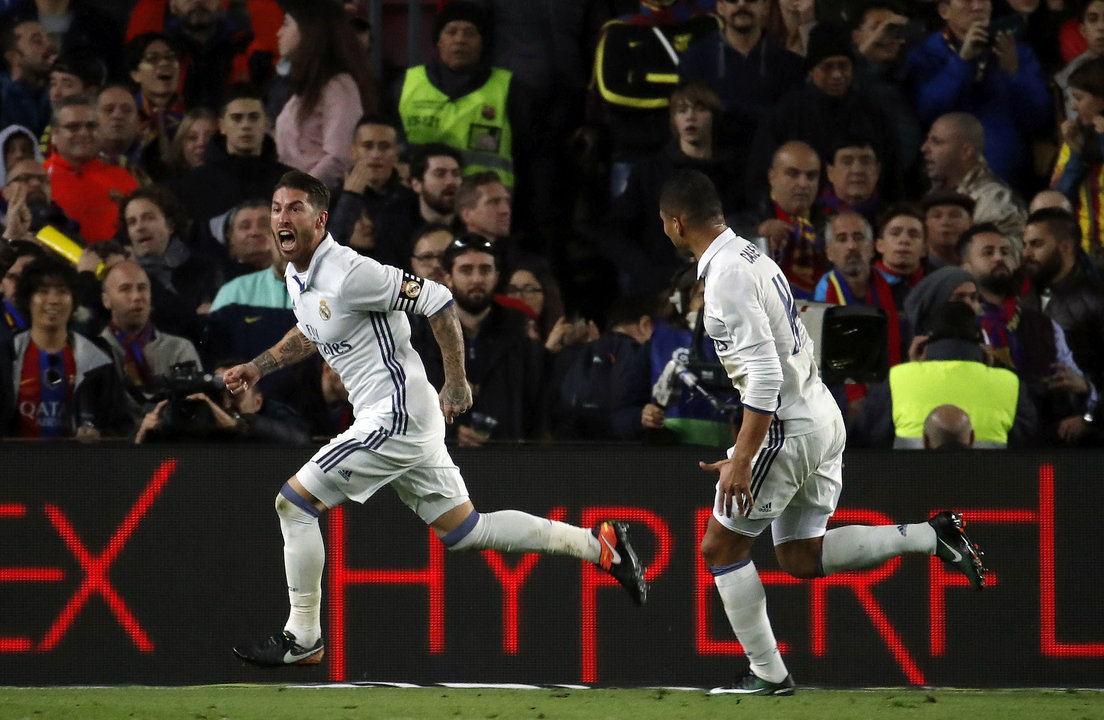 Sergio Ramos celebrando a Casemiro el gol del empate del Real Madrid en el partido de ayer en el Camp Nou contra el Barcelona.