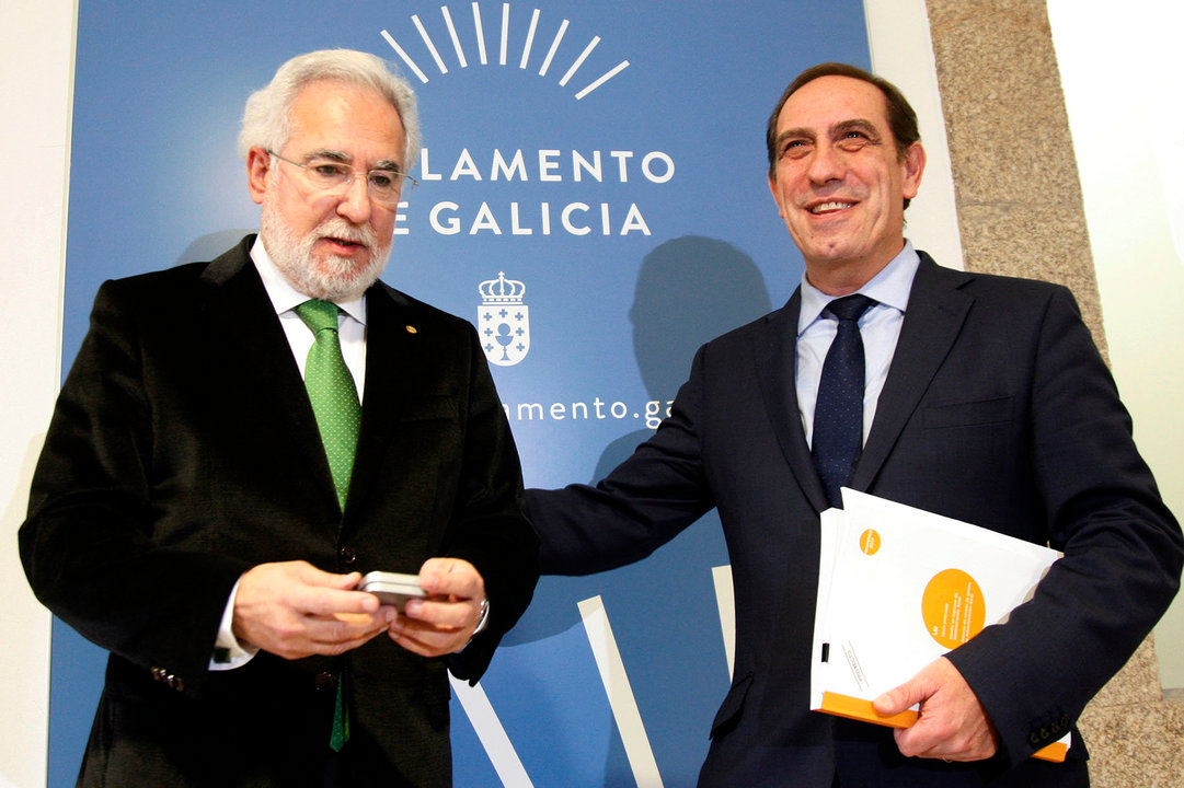 Santalices recibe el documento con los presupuestos de manos de Valeriano Martínez.