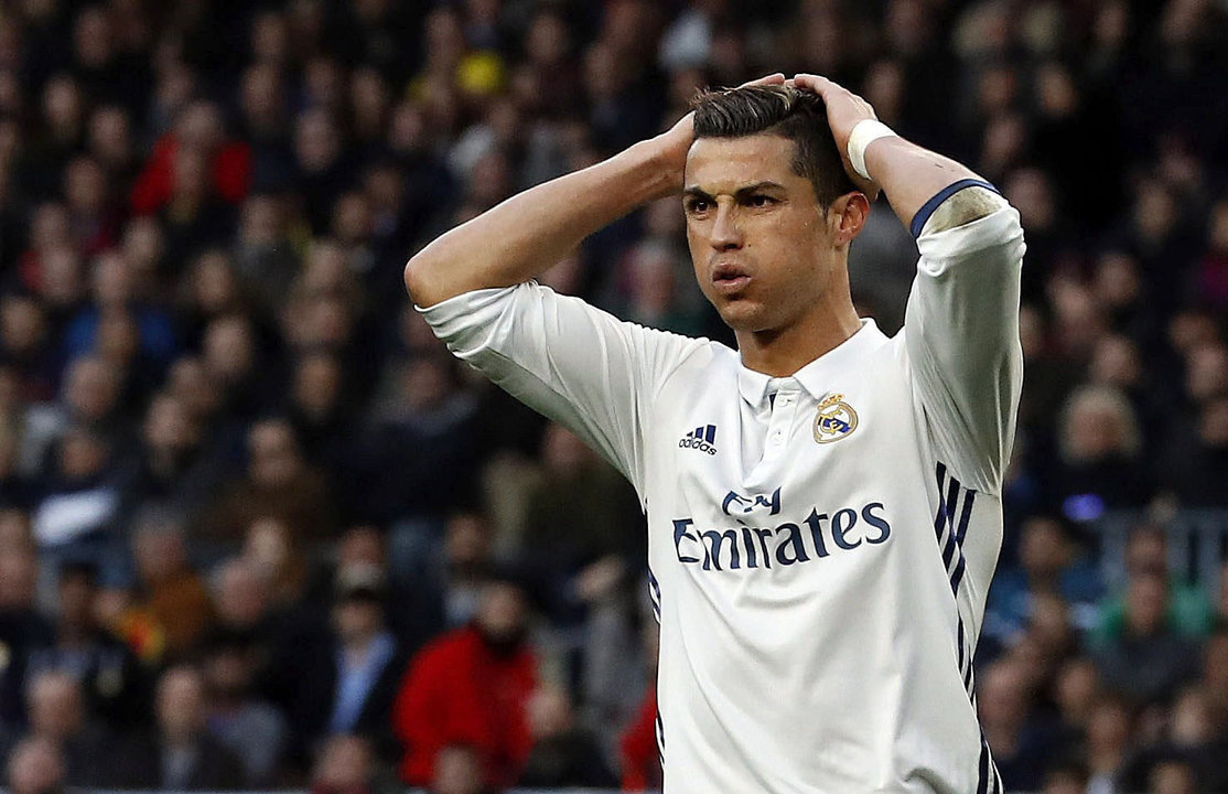 Cristiano Ronaldo se lamenta tras una ocasión fallida en el partido contra el Barcelona en el Camp Nou.