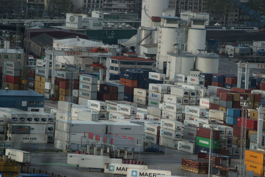 Contenedores apilados en la terminal marítima de Guixar, entre ellos la mayoría de Maersk.
