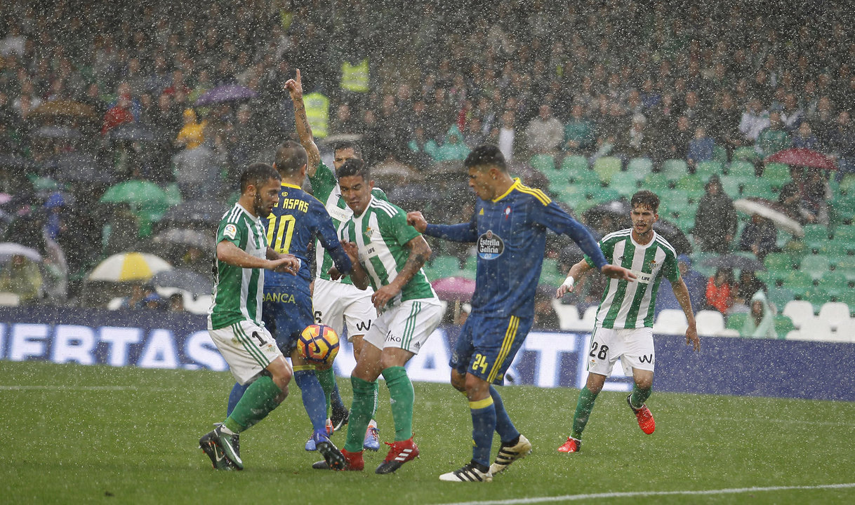 La lluvia cayó con fuerza ayer en Sevilla, sobre todo durante la segunda parte del partido entre Celta y Betis en el Benito Villamarín.