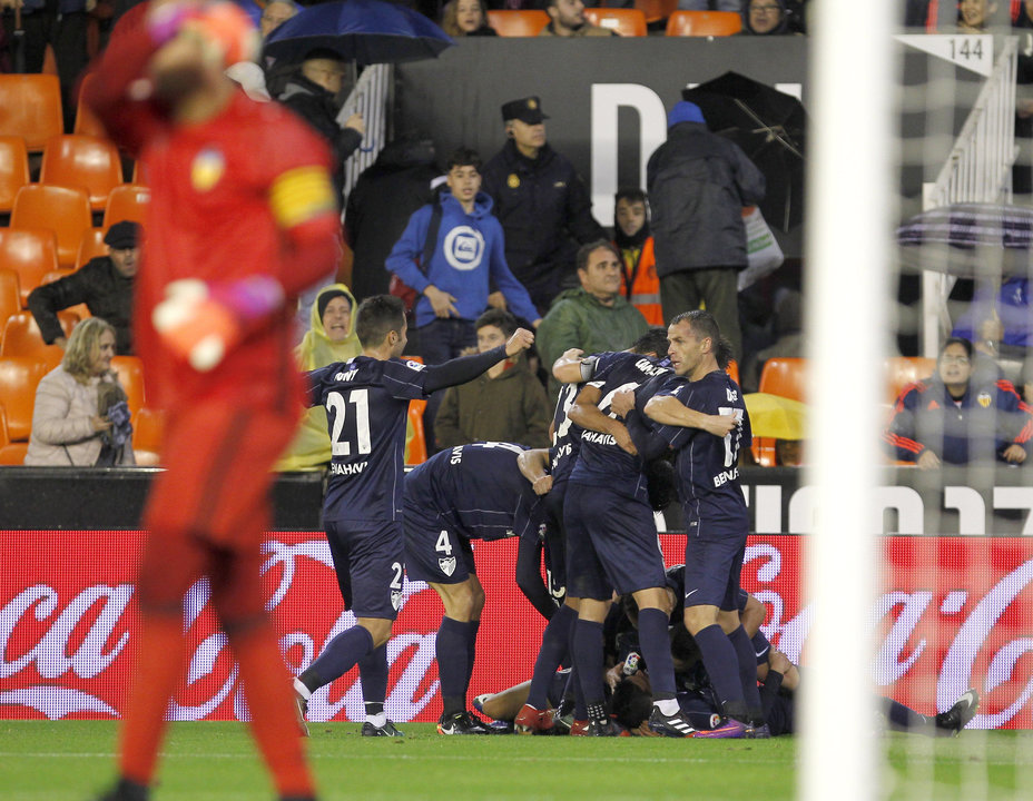 Los jugadores del Málaga celebran su segundo gol en Valencia.