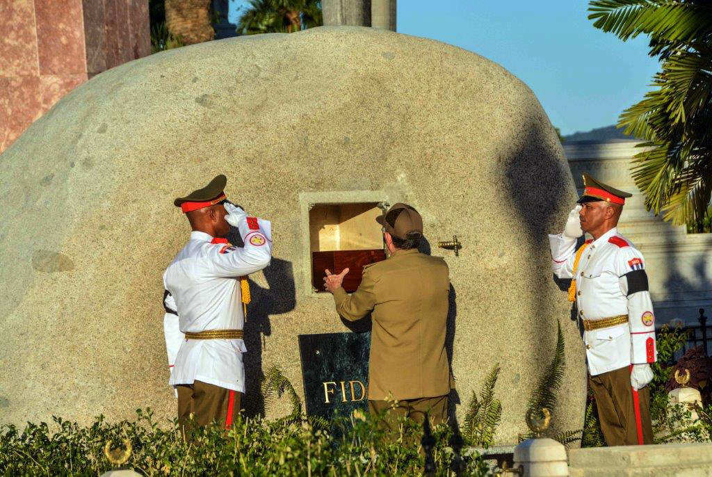Raúl Castro depositando la urna.