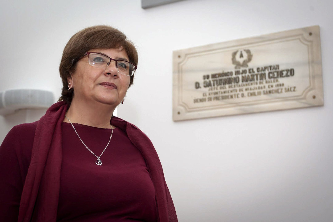 Luisa Soria, presidenta de la Sociedad Histórica de la Villa de Mijadas, ante la placa de Martín Cerezo.