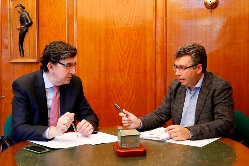 López Chaves y Javier Bas analizaron la situación de las inversiones en el municipio.