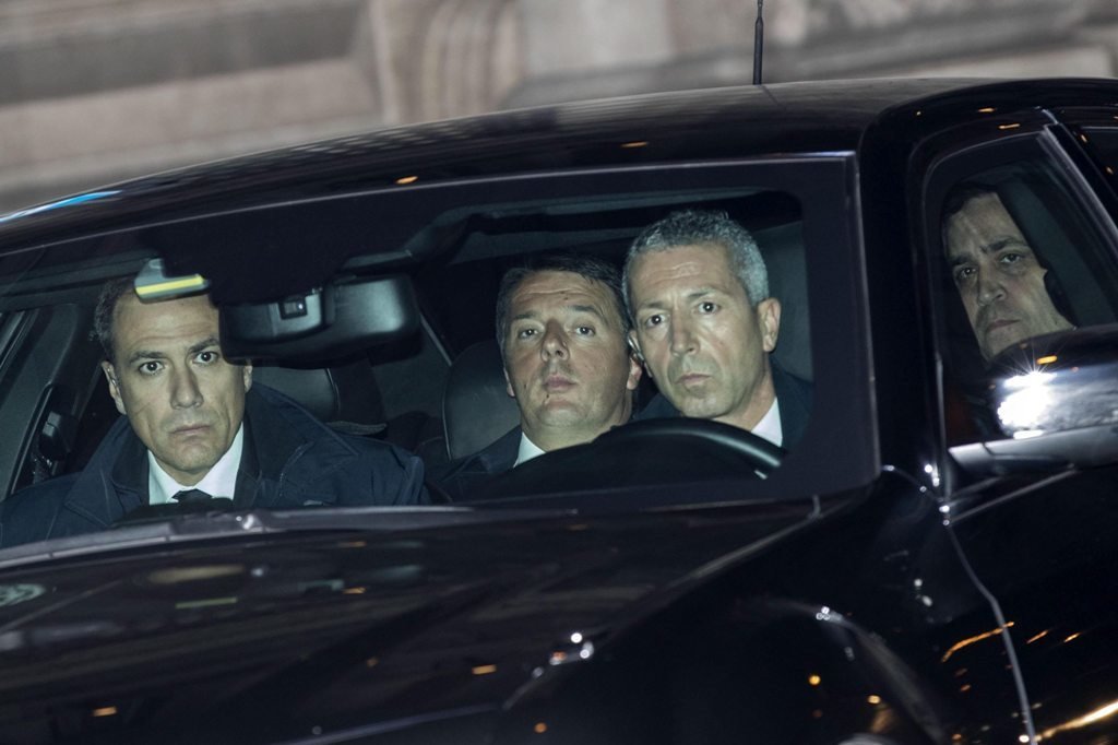El primer ministro de Italia, Matteo Renzi (centro), a su llegada al Quirinale, sede de la jefatura del Estado.