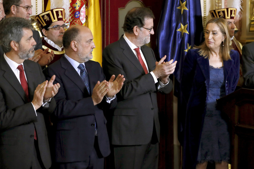 Carlos Lesmes, Francisco Pérez de los Cobos y Mariano Rajoy aplauden a la presidenta del Congreso, Ana Pastor.