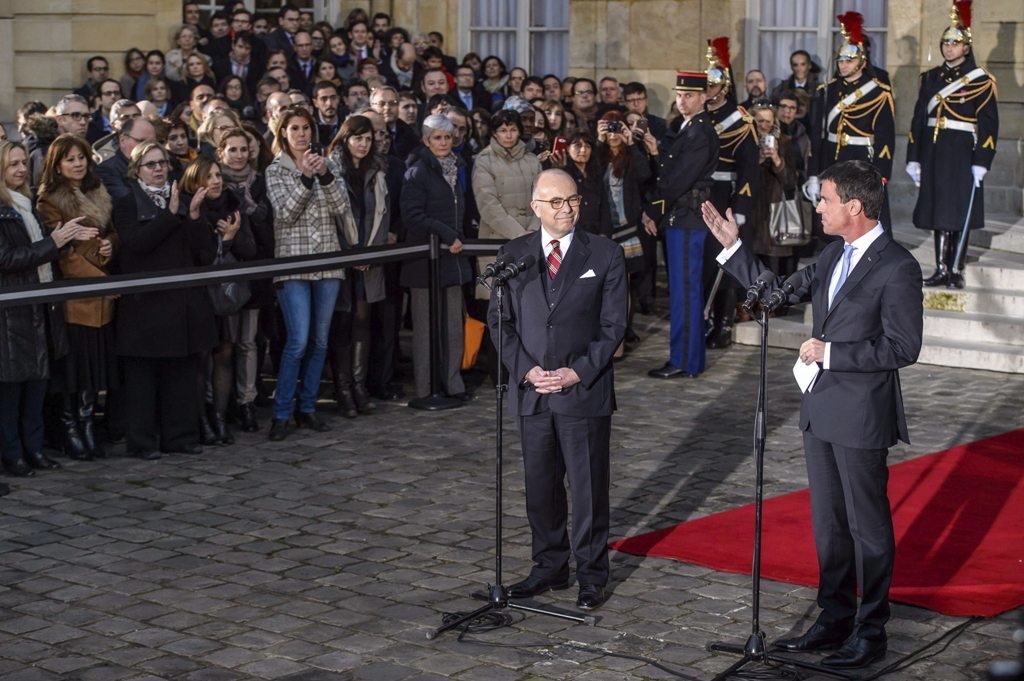 Bernard Cazeneuve recibe el testigo como primer ministro francés de su antecesor Manuel Valls.