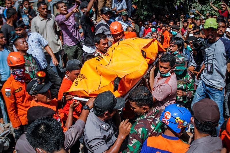 Miembros de los servicios trasladan el cuerpo sin vida de una de las víctimas tras el terremoto de 6,5 grados