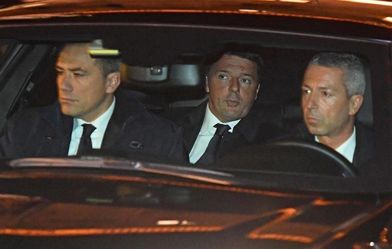 El primer ministro de Italia, Matteo Renzi (c) a su llegada al palacio del Quirinale