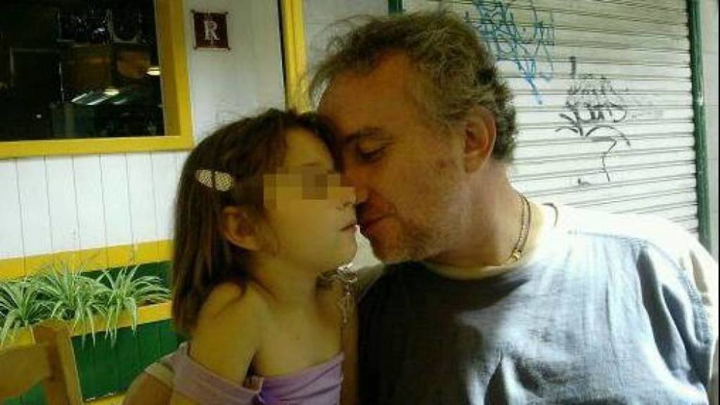 La pequeña Nadia, con su padre ahora detenido.