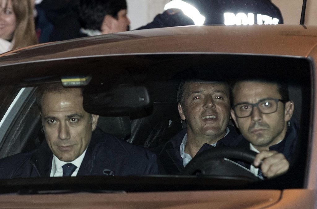 Matteo Renzi abandona el Palacio del Quirinal tras presentar su dimisión a Sergio Mattarella.