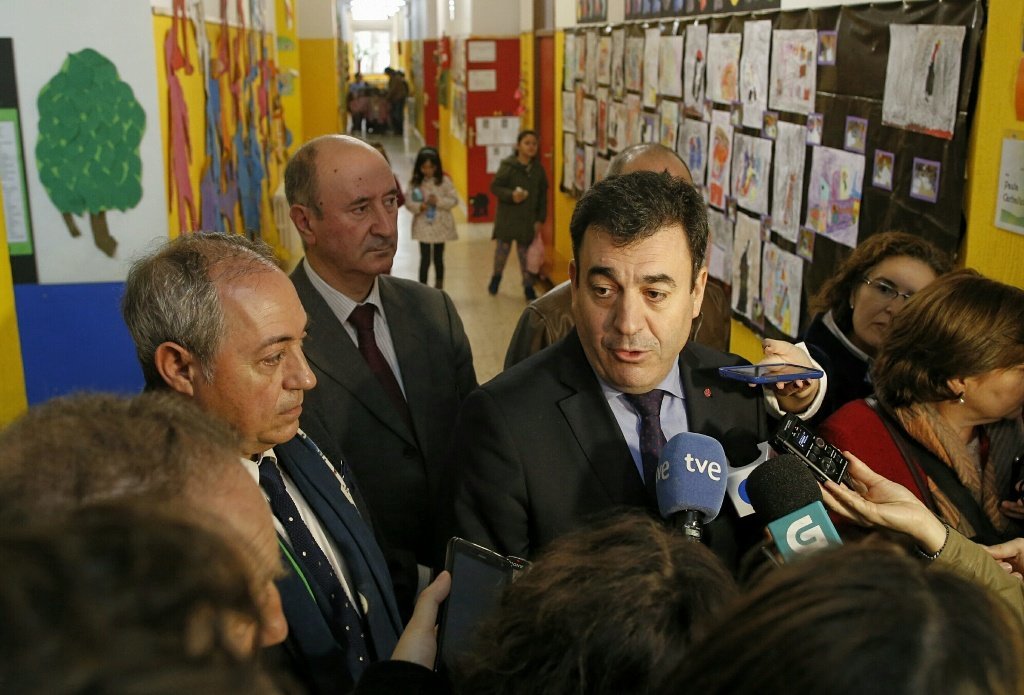 El conselleiro de Educación, Román Rodríguez, valoró los resultados en un centro escolar santiagués.