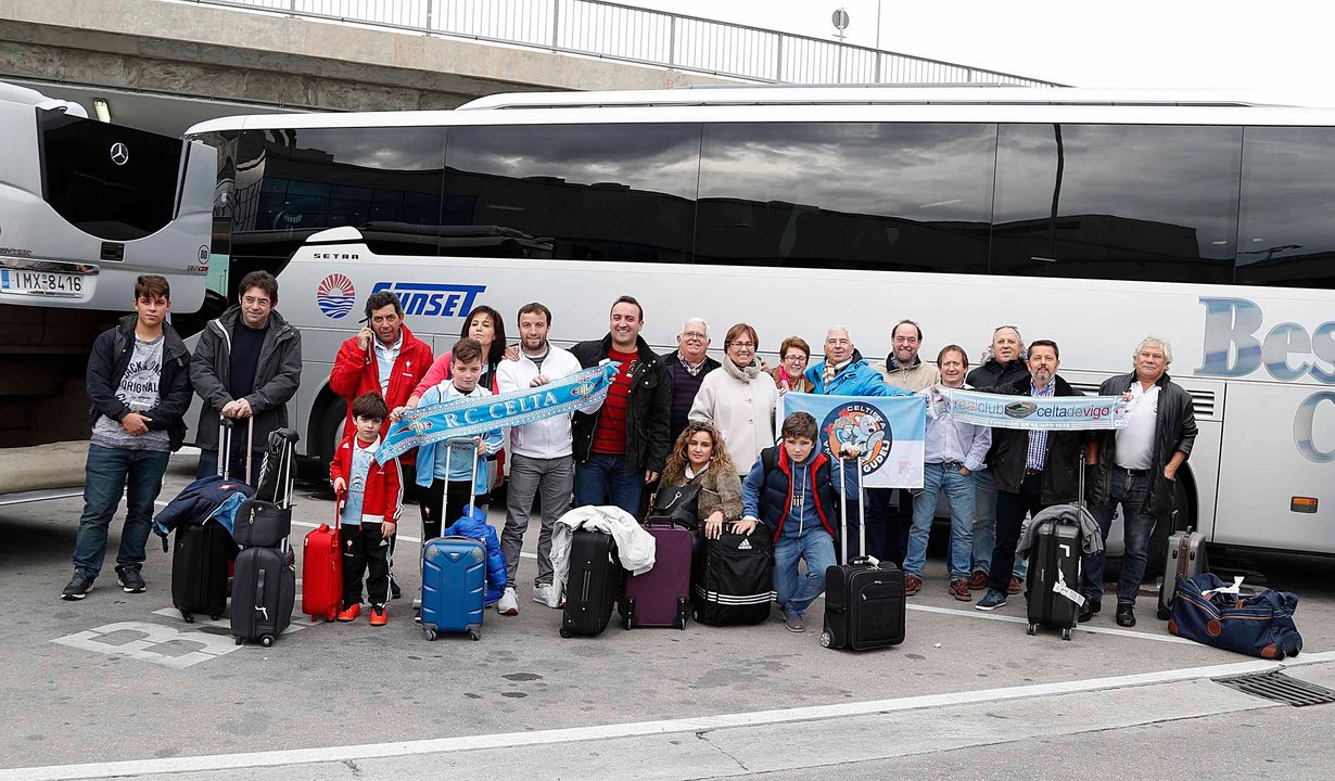La veintena de aficionados que volaron junto a la expedición del Celta, a mediodía de ayer tras aterrizar en Atenas.