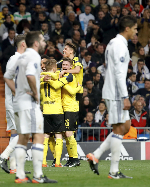 Los jugadores del Dortmund celebran el gol del empate.