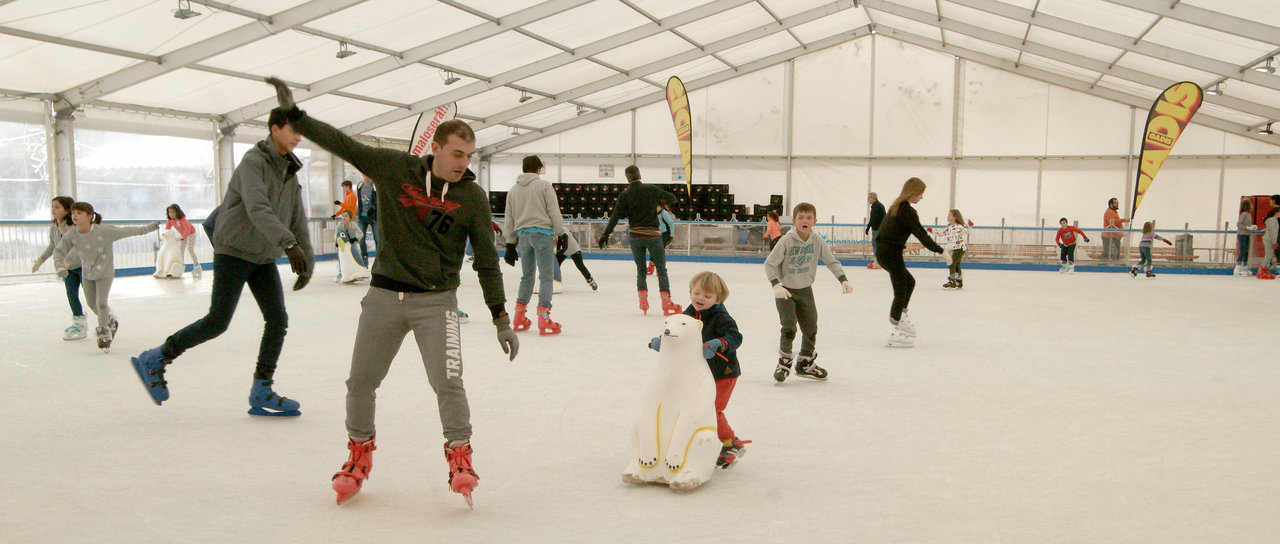 Al ser festivo, la pista de hielo estuvo ayer abierta en sesión de mañana y tarde para disfrute de grandes y pequeños.