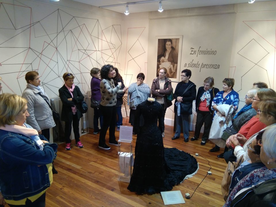 Un grupo de mujeres del curso de Igualdade visitó la exposición temporal en el Liste.