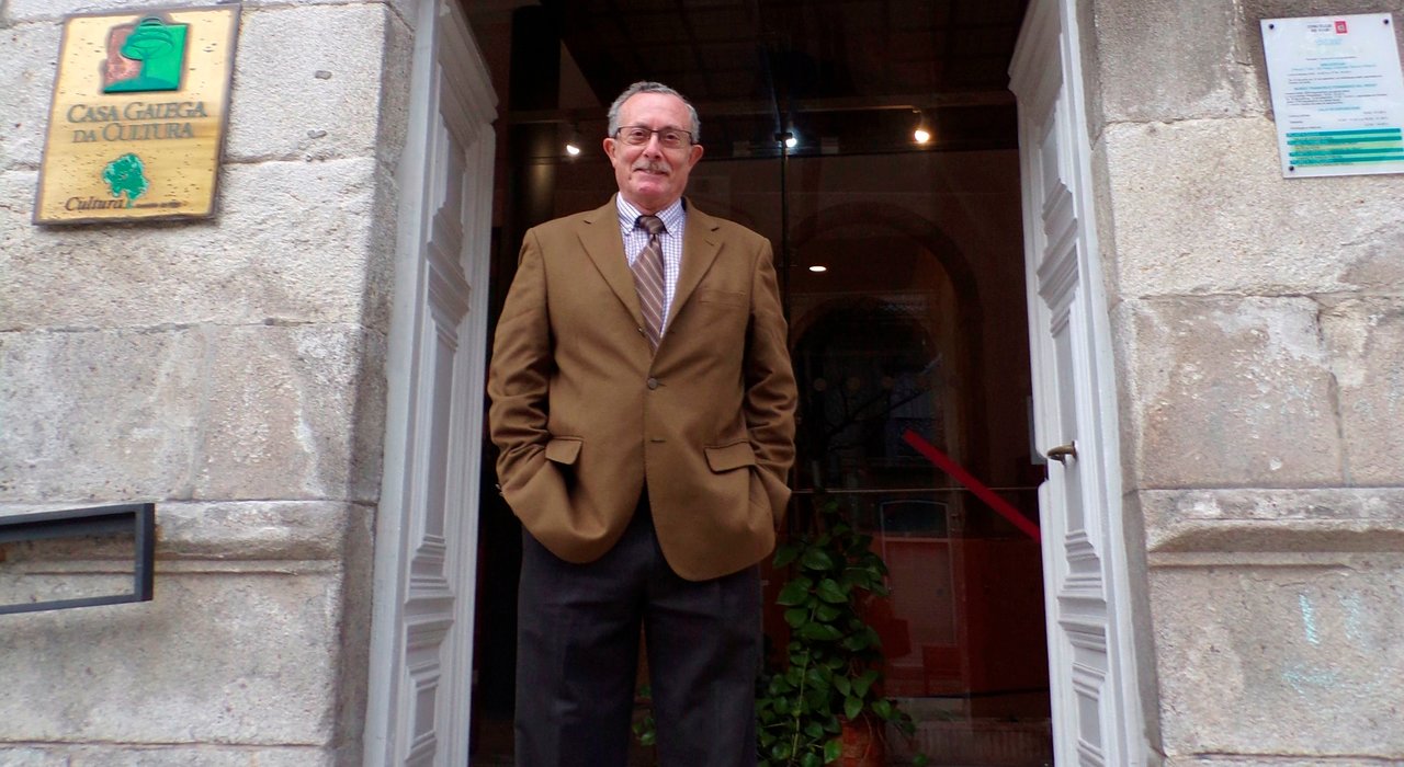 Manuel Puga, nas portas da fundación en Vigo.