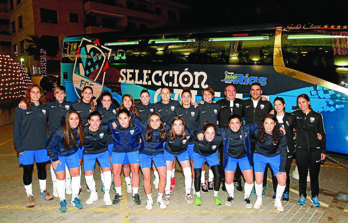 Jugadoras y técnicos de la selección gallega femenina posan antes de subir al autobús.