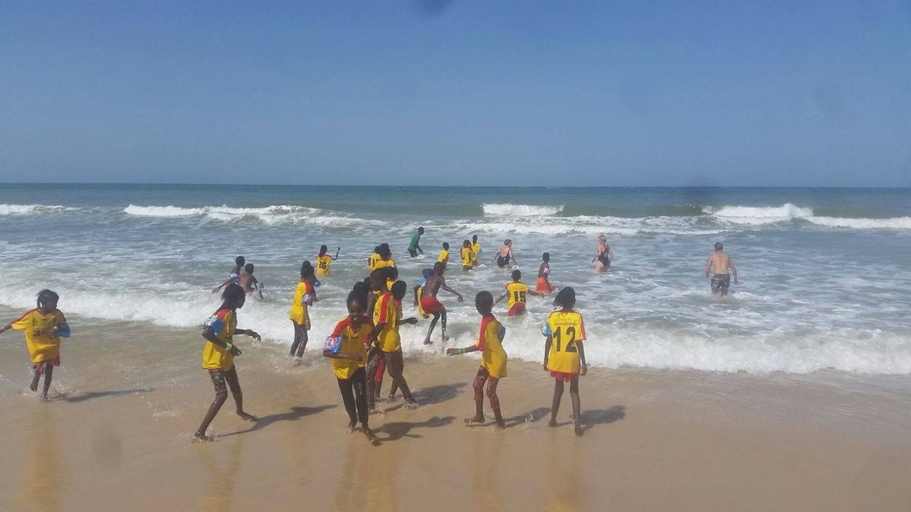 Un grupo de niños senegaleses juega en la playa con camisetas del Club Deportivo Choco.