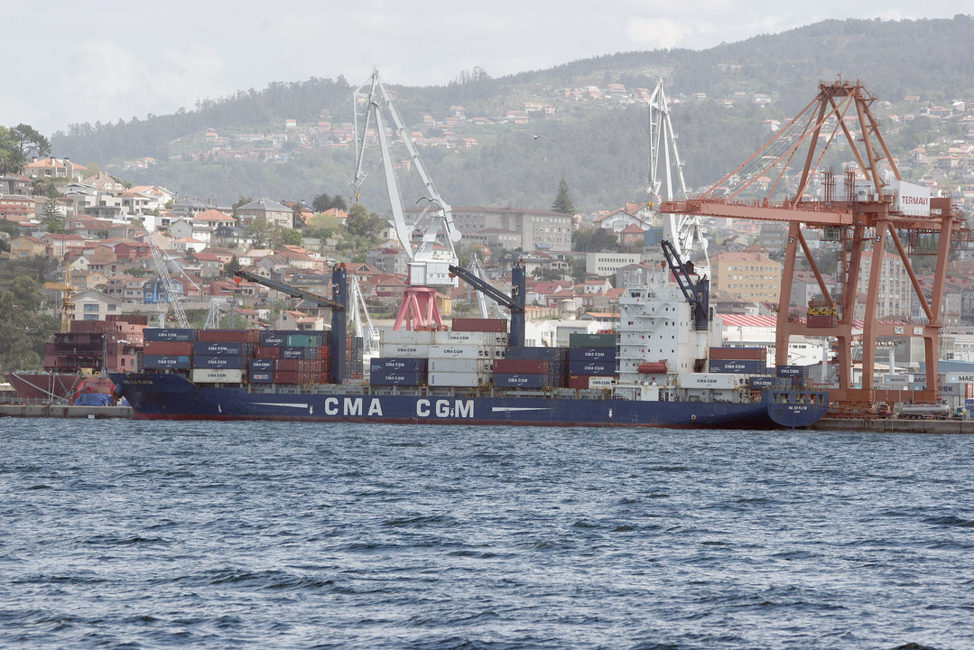 Contenedores cargados en un buque en la terminal marítima de Guixar.