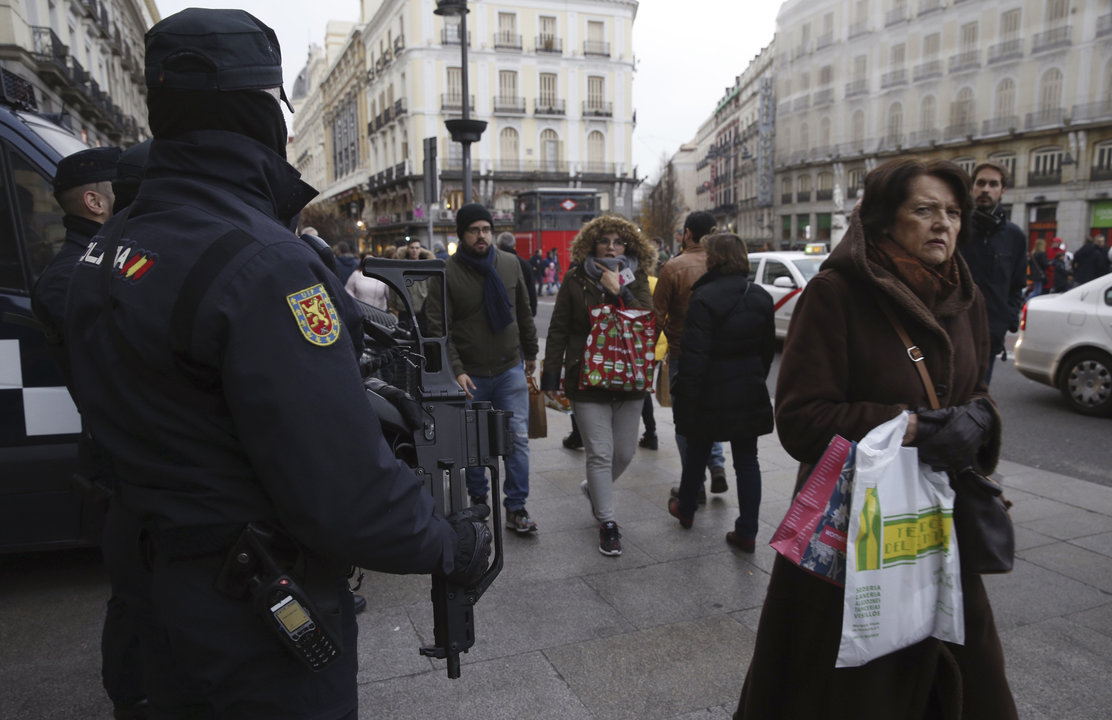 La presencia policial era evidente durante las fiestas navideñas en el centro de Madrid.