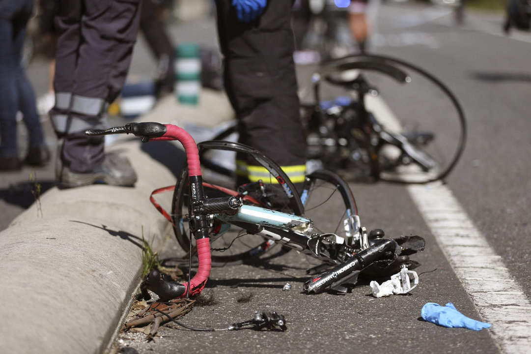 Bicicletas destrozadas por el grave atropello de ciclistas en la carretera de Baiona-A Guarda, en marzo pasado.