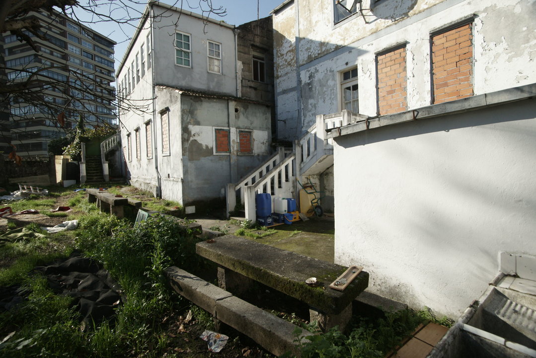 Una de las viviendas donde vivía una familia de alquiler en renta antigua con las ventanas tapiadas por  seguridad.
