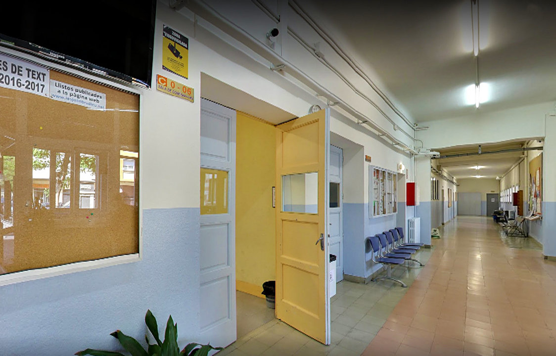 Pasillo interior del instituto de La Seu d&#39;Urgell donde se observan las cámaras de videovigilancia.