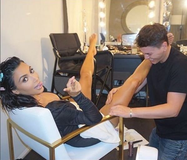 Kim Kardashian se maquilla todo