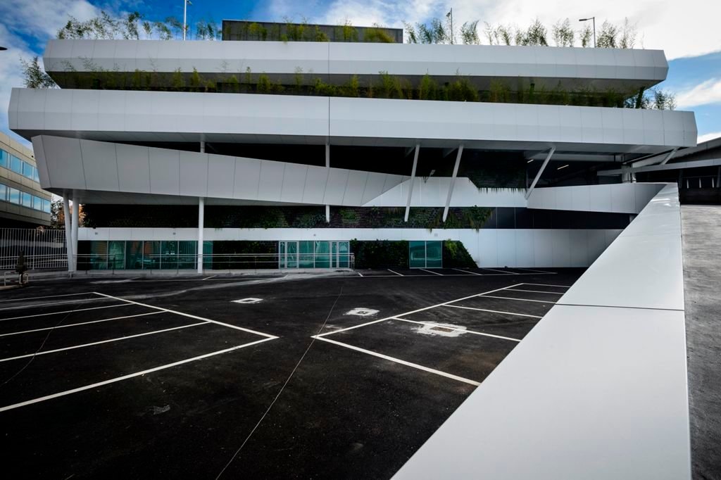 Nave H de Balaídos, con parte de logística y aparcamiento, con la mayor fachada vegetal industrial de europa.