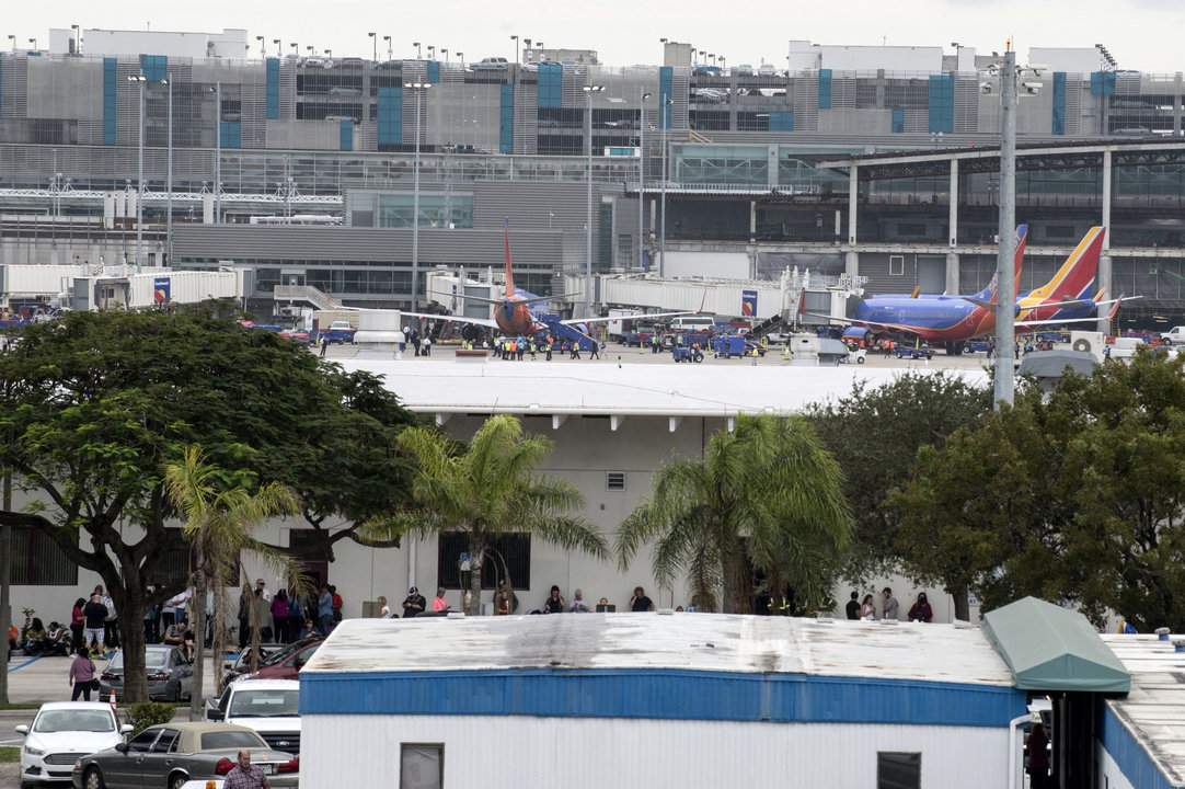 Cientos de personas se refugiaron en las pistas de aterrizaje y en el exterior del aeropuerto.