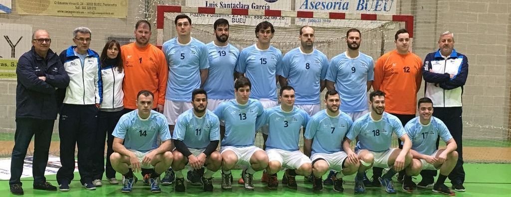 La selección gallega que jugó ayer en Bueu posa junto al cuerpo técnico antes del inicio del partido.