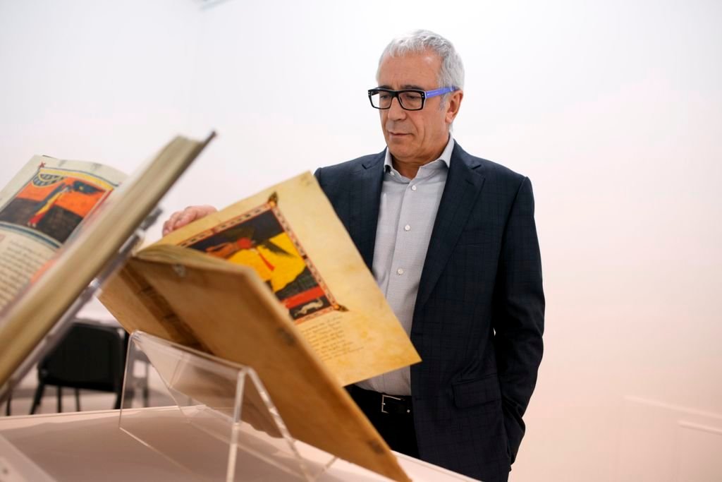 Manuel Moleiro delante de uno de sus copias que reproducen fielmente el libro original.
