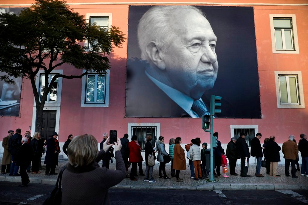 Ciudadanos portugueses hacen cola ante una imagen de Mario Soares en la sede del Partido Socialista.