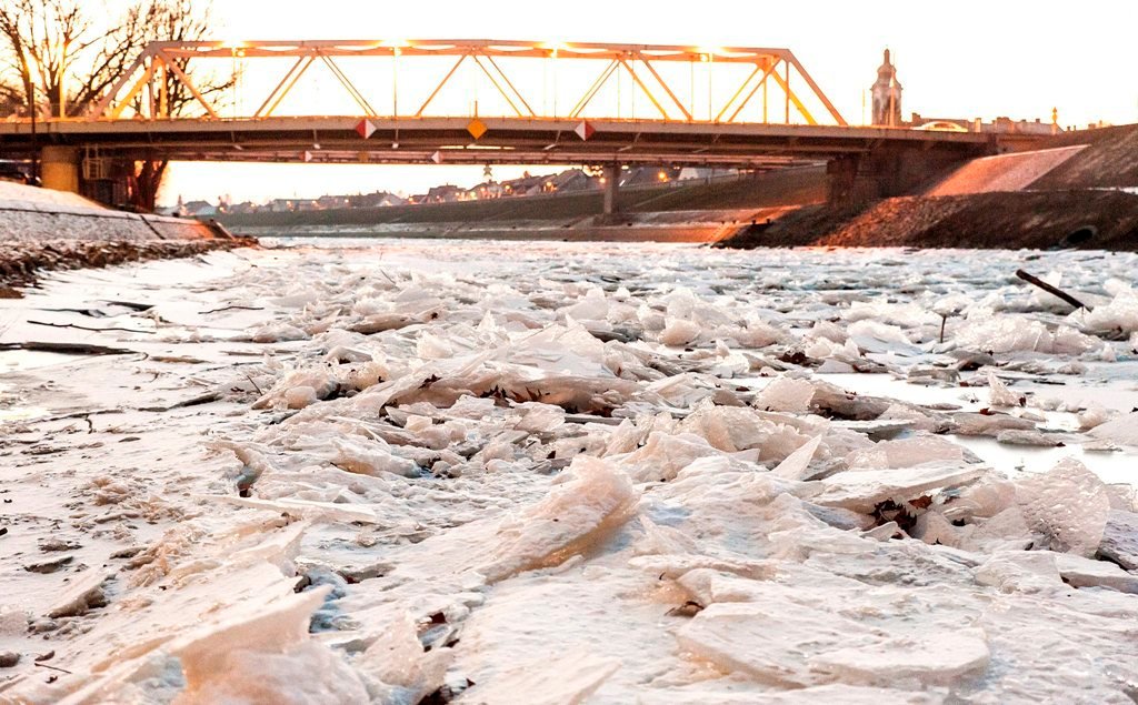 El río Raba, cubierto de hielo, a su paso por la ciudad hungara de Gyor.