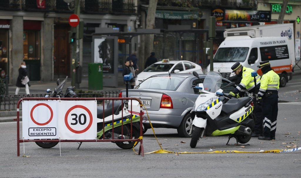 Agentes de la Policía Local, en un control en la calle Atocha de Madrid, el pasado día 2.
