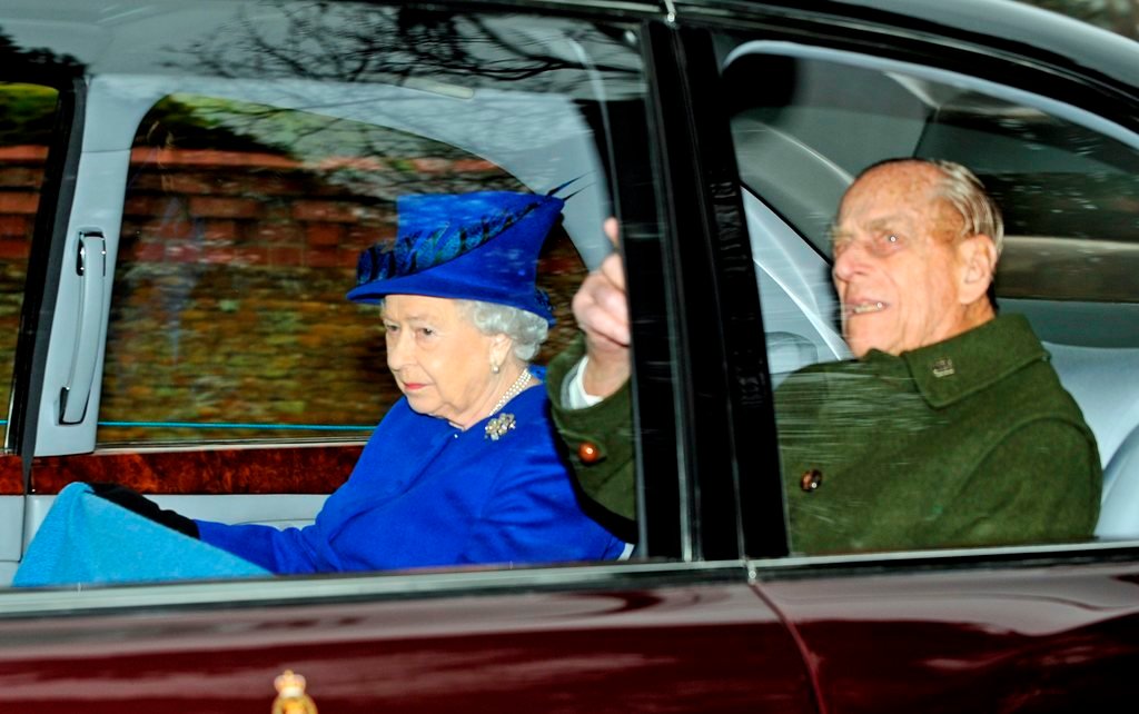 Isabel II se deja ver en público