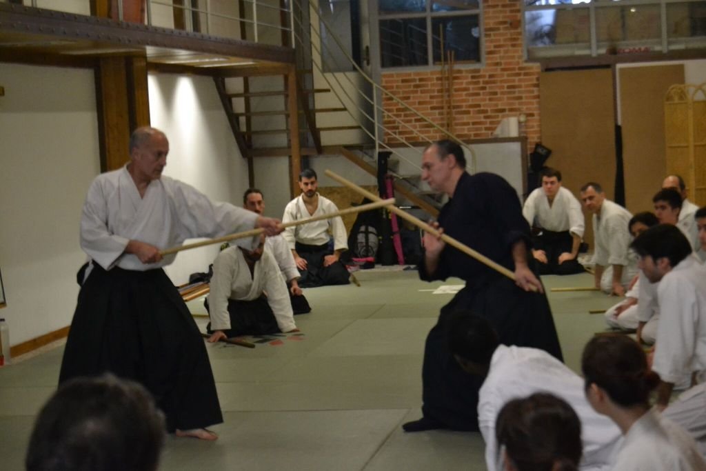 Las armas del aikido están hechas de madera como se muestra en la imagen.
