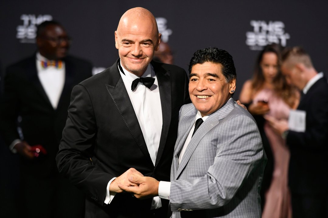 El presidente de la FIFA, Gianni Infantino, ayer junto a Maradona.