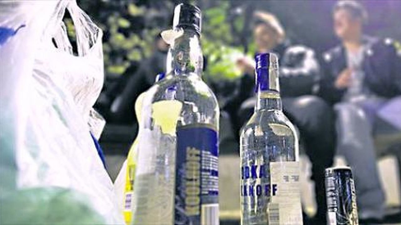Botellas de alcohol utilizadas por jóvenes en el transcurso de un botellón.