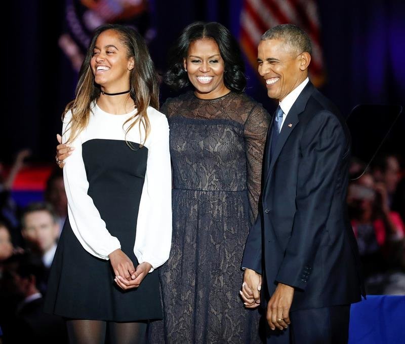 Barack Obama (d), sonríe junto a su esposa Michelle Obama (c) y su hija Malia Obama (i)