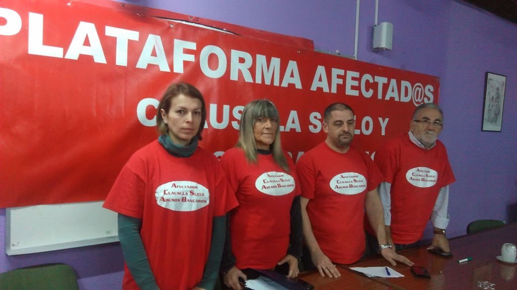Miembros de la plataforma de afectados por abusos bancarios en las instalaciones de la Favec.